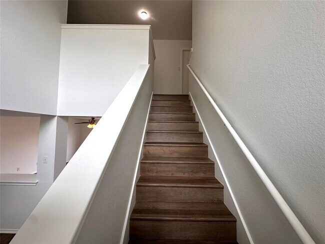 Building Photo - 722 Lavaca Loop