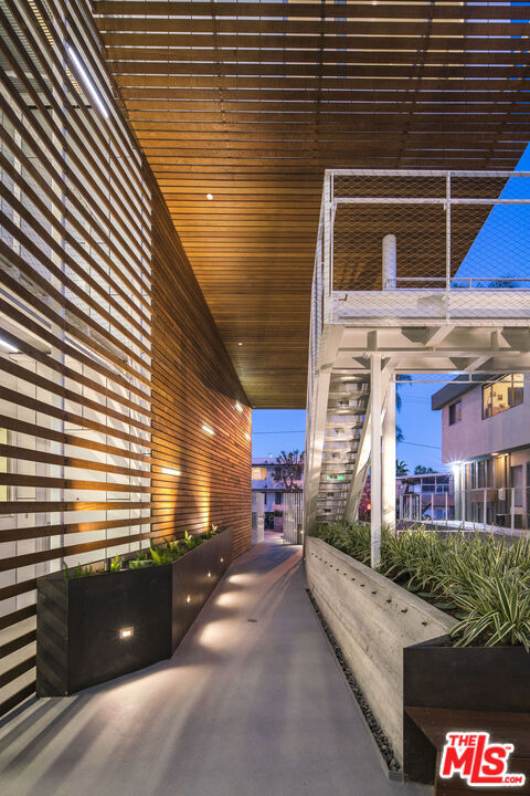 Building Photo - 935 N San Vicente Blvd