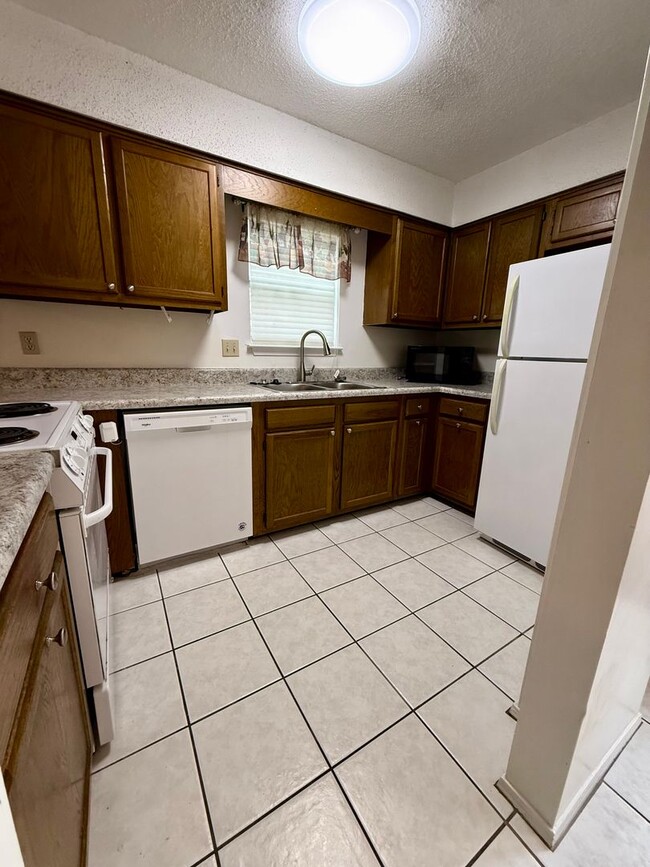 Building Photo - New Listing!