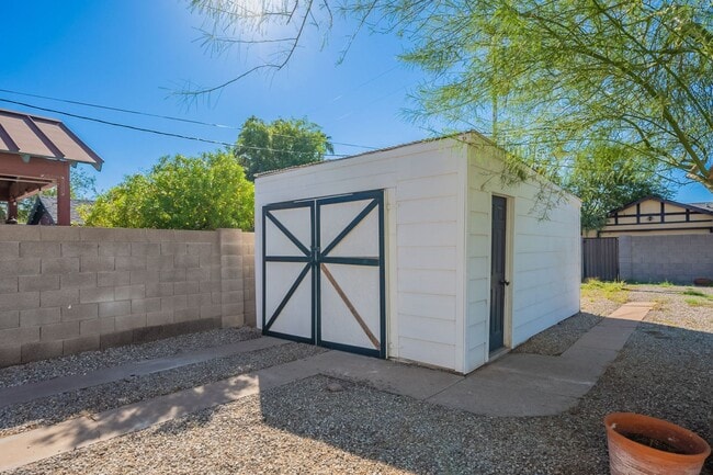 Building Photo - Rare 2 Bed 2 Bath Remolded Home in FQ Hist...