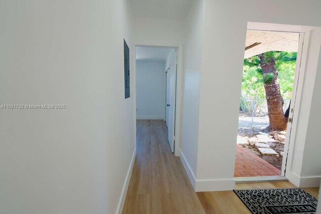 Building Photo - 11316 Peachtree Dr