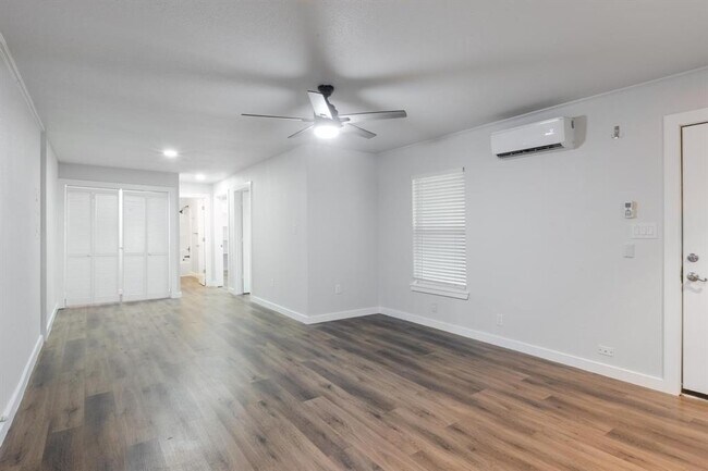 Building Photo - 1445 Hillview Ave