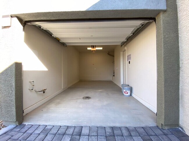 Building Photo - 4 BED 3 BATH Townhome, 1 LOFT, 2 GARAGES, GATED!
