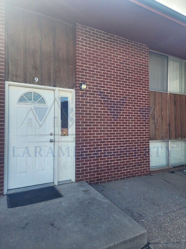 Building Photo - 2 Bed 1 1/2 Bath Townhouse Style Apartment