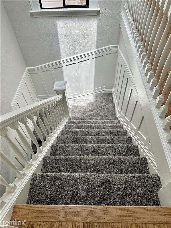 Building Photo - TOP FLOOR FLAT|SPACIOUS AND SUNNY|CALTRAIN...