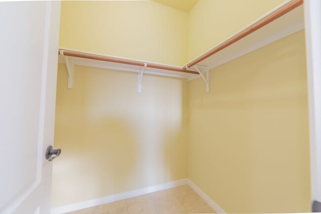 Building Photo - Town Centre Condo close to Dell and Shoppi...
