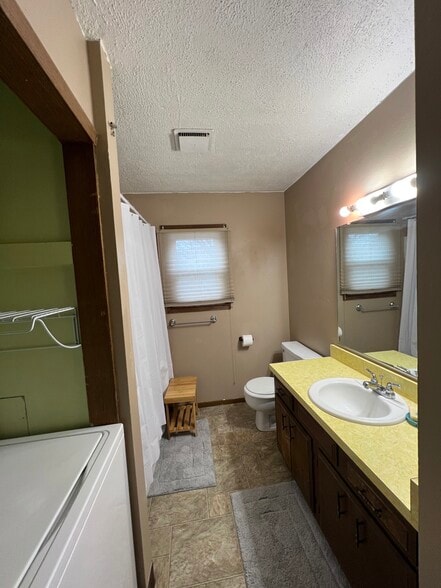 Building Photo - 603 E 16th St