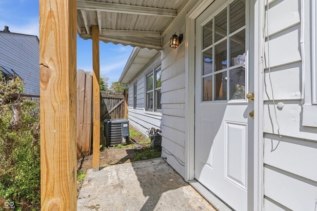Building Photo - 1441 W Lynn Dr