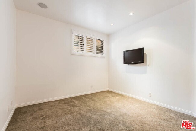 Building Photo - 15500 Sunset Blvd