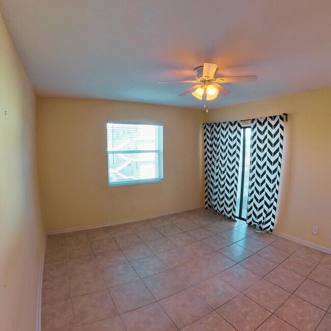Building Photo - 236 Castlewood Dr