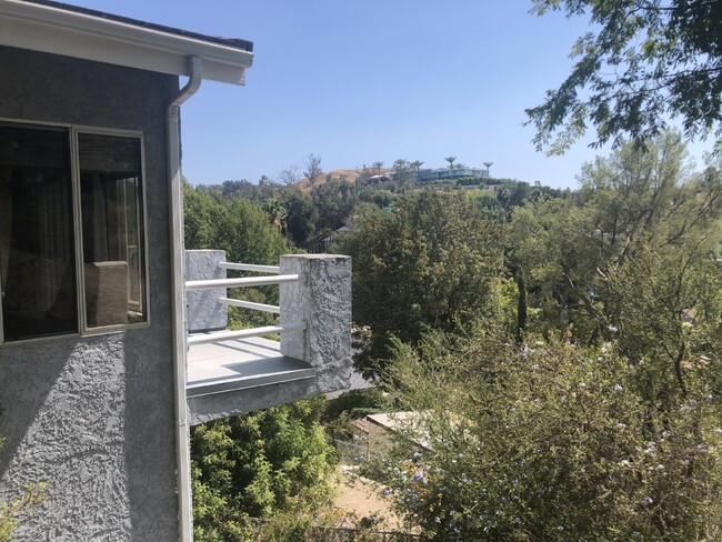 Building Photo - 3 Bed / 3 Bath in Woodland Hills