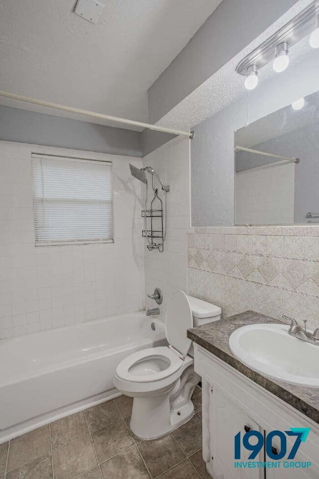 Building Photo - Charming 3-Bedroom Home in Del City - Read...