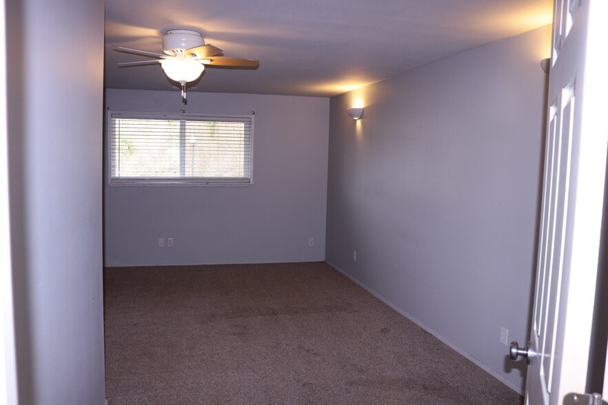 Building Photo - 15906 Elm St E