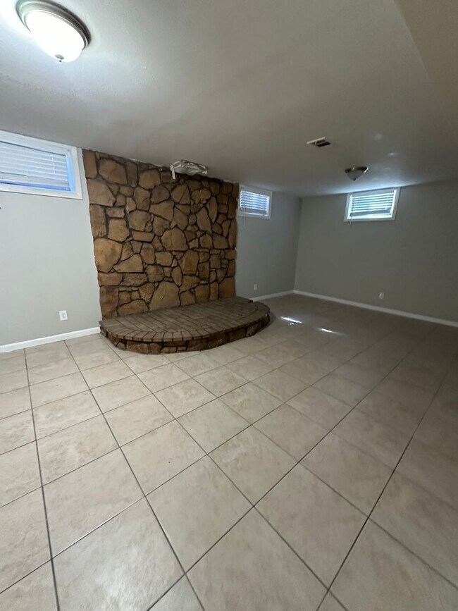 Building Photo - 6820 Larsh Dr