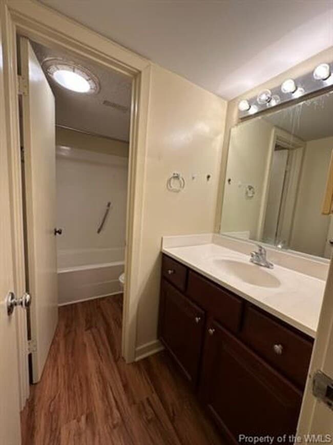 Building Photo - 2 Bed 1 Bath Condo