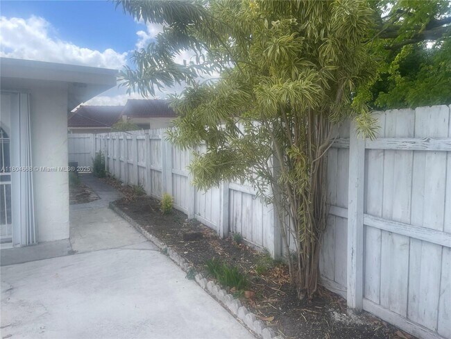 Building Photo - 3301 SW 114th Ct