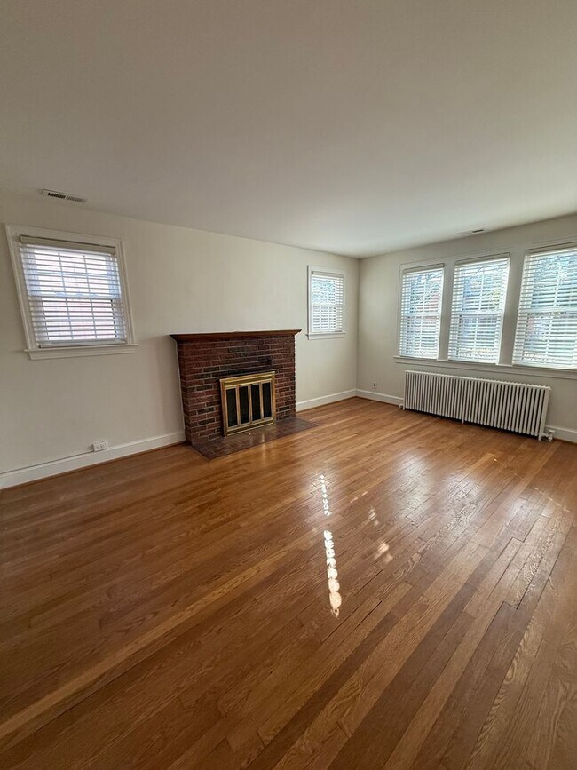 Building Photo - Discover comfort and convenience in charming North Michigan Park!