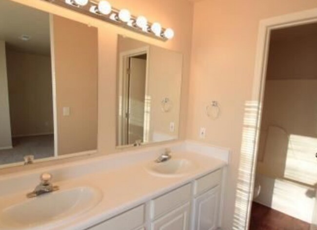 Building Photo - 4 Bedroom Townhome in Hawks Ridge by MSU