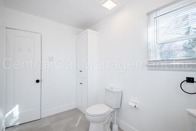 Building Photo - 1001 Woodrow Ave