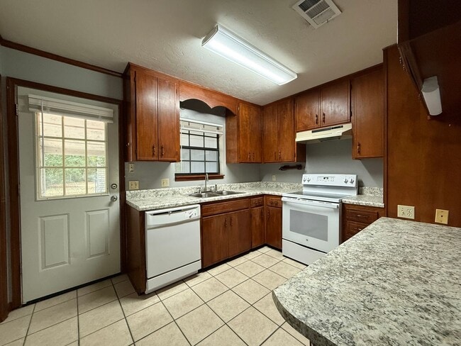 Building Photo - 2/2 Right at the Front of BREWSTER ESTATES w/ FENCED YARD!