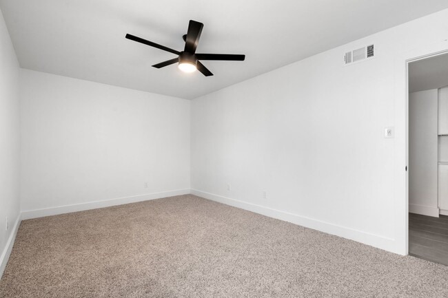 Building Photo - IN THE LOOP 2BD/1BA Brand New Finish Out /...