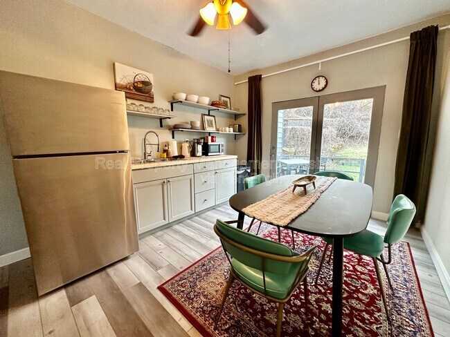 Building Photo - 320 Greenfield Ave