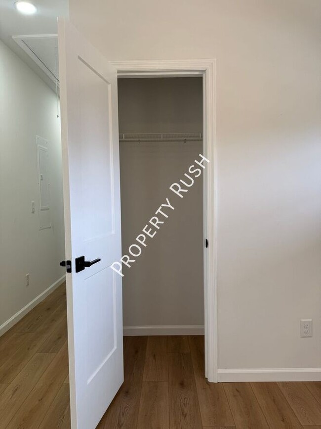 Building Photo - 1852 Wilberforce St