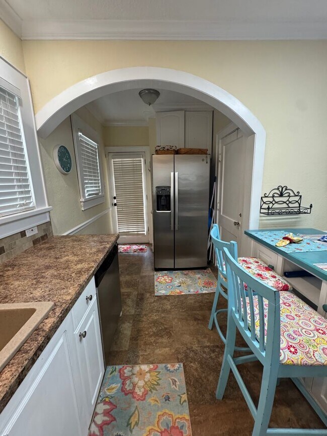 Building Photo - Knoxville 37917 - 2 bedroom, 1 bath - call Lisa Vineyard 865-216-9334