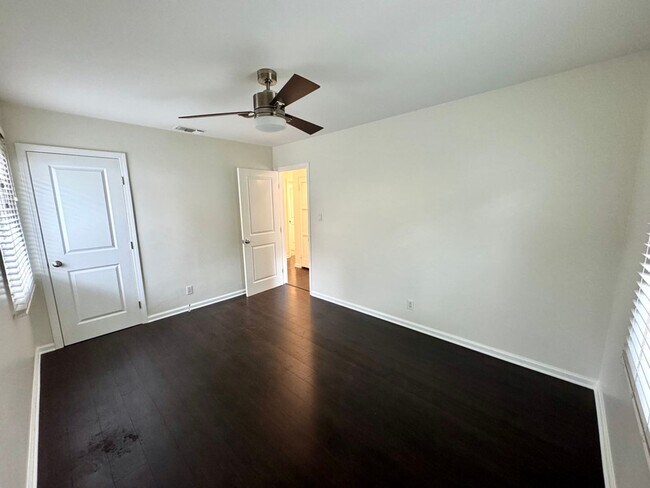 Building Photo - Fabulous 3 bedroom 1 bathroom updated home