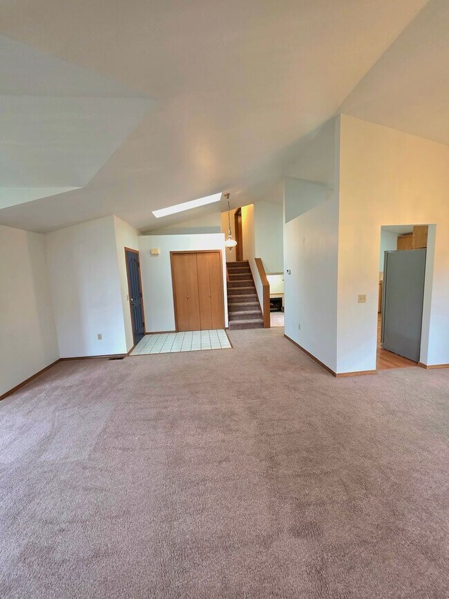 Building Photo - Federal Way tri-level rental home - 3 bedroom plus den, 3 bathrooms, 2 car garage, Available NOW!