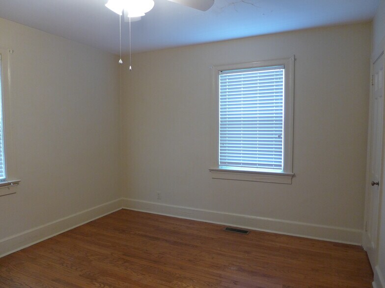 Building Photo - 1103 E Mulberry St