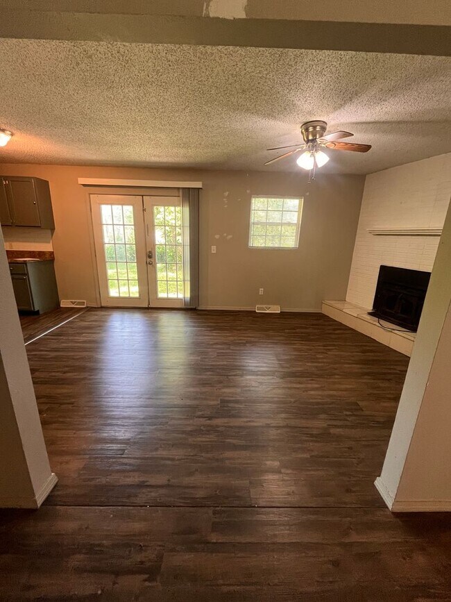 Building Photo - Brentwood 3 bedroom & 2 bathroom home, Huge Fenced Yard
