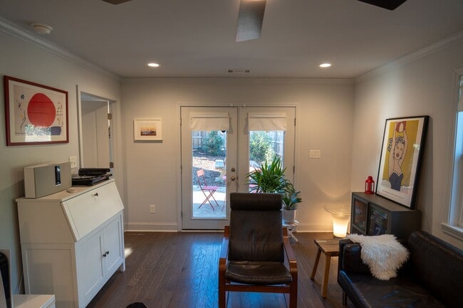 Building Photo - Charming 3 bedroom/ 2 bathroom in Normaltown, Home Close to UGA and Hospitals!