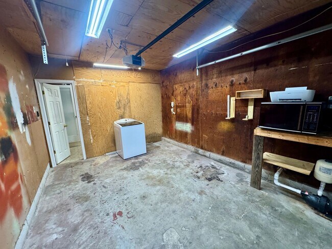 Building Photo - Beautiful Ranch Style Home