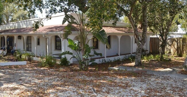 Building Photo - 630 N Crooked Lake Dr