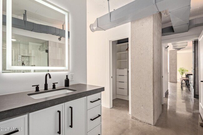 Building Photo - 207 W Clarendon Ave