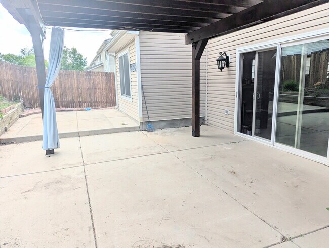 Building Photo - Gorgeous Denver Home - Real Granite Counte...