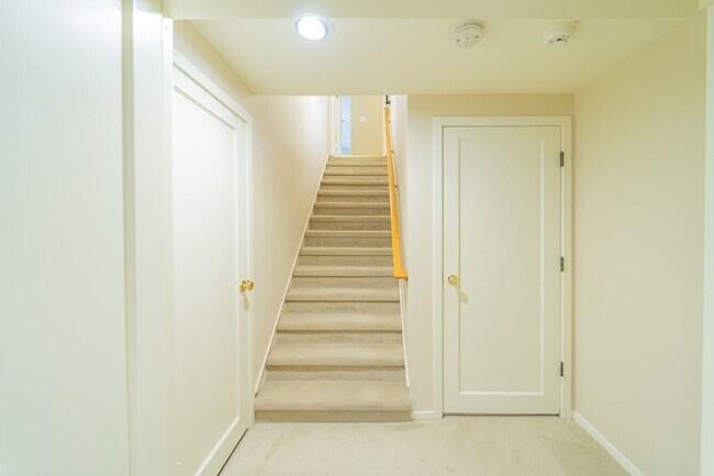 Building Photo - Charming and Well-Maintained Home in a Serene Neighborhood