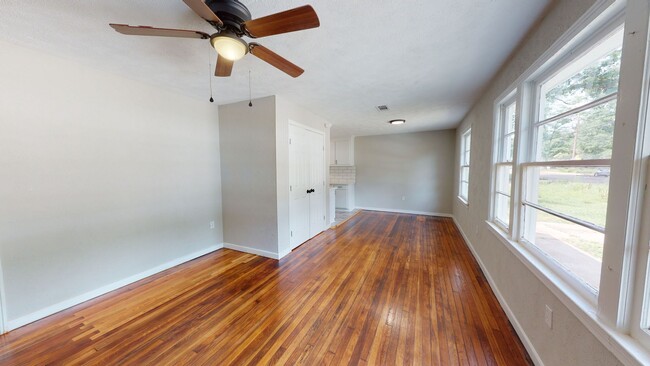 Building Photo - This 3 bed /2 bath in the Broadmoor Commun...