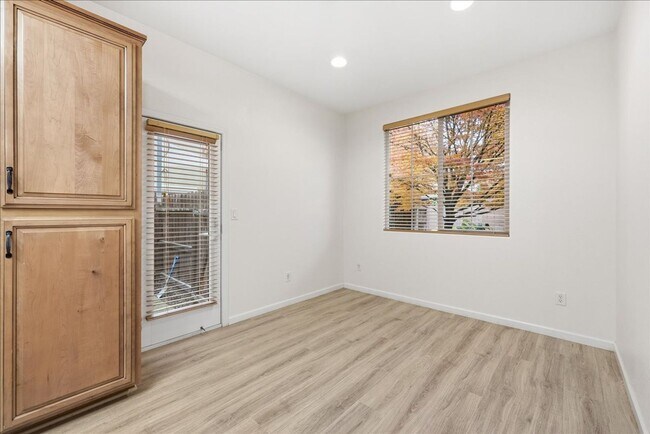 Building Photo - 3621 el Dala Ln