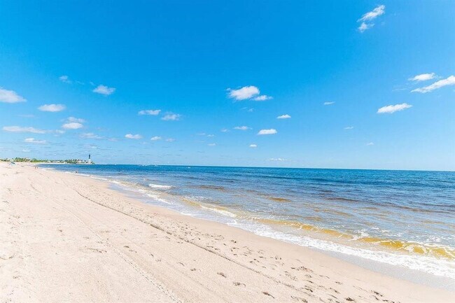 Building Photo - 2501 NE 12th St