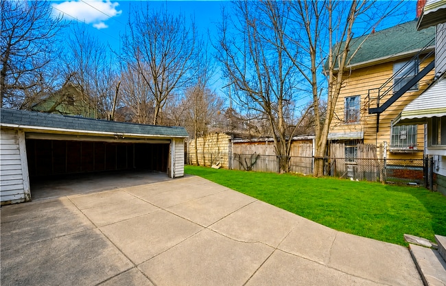 Building Photo - Comfortable & Convenient Cleveland Living