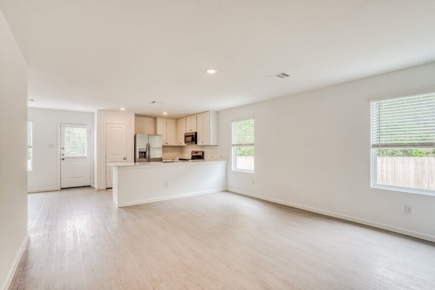 Building Photo - 5445 E Forest Rd