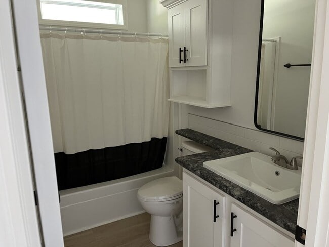 Building Photo - 7815 Lakeshore Dr