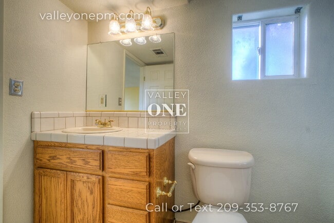 Building Photo - 1404 1/2 Teresa Street-