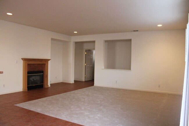 Building Photo - 524 Rosewood Ln