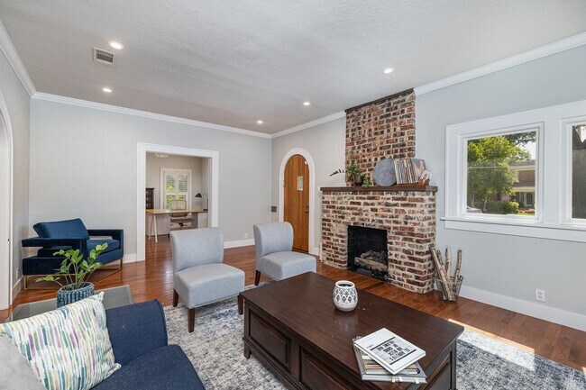 Building Photo - Berkeley Tudor For Lease!
