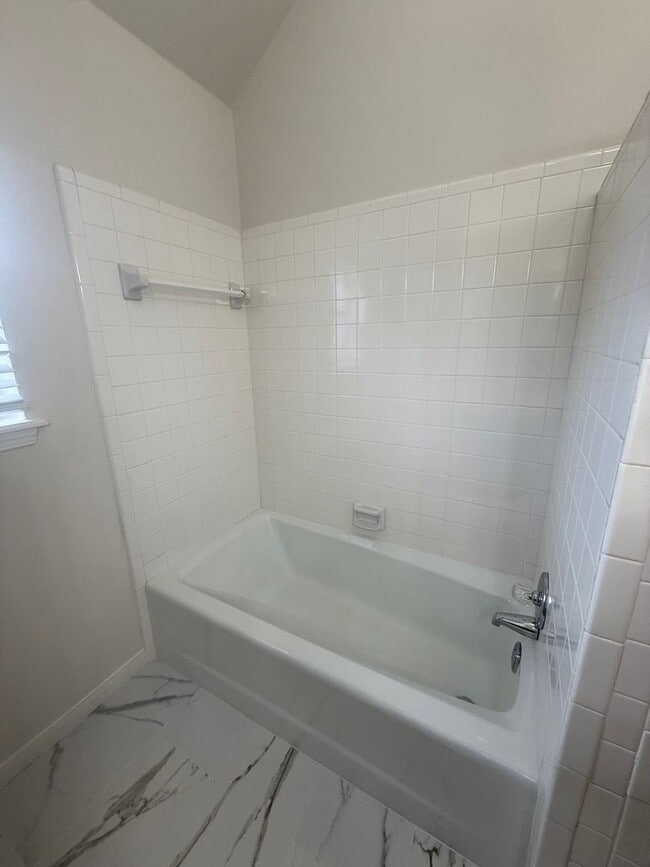 Building Photo - Garden Home