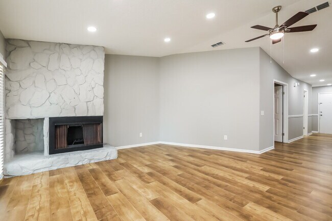 Building Photo - 1960 Oak Twist Ct