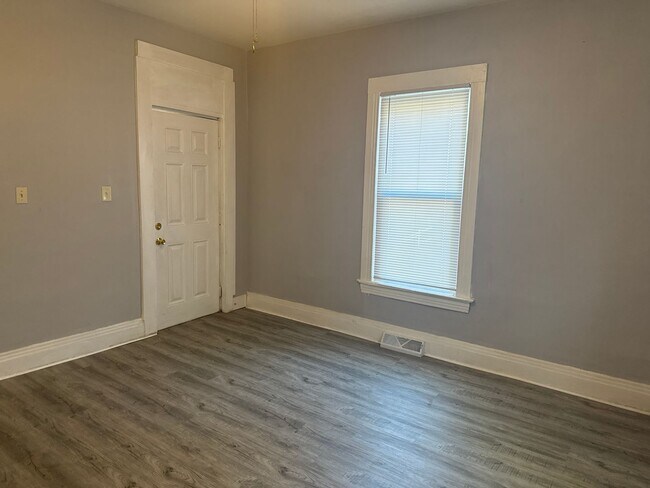 Building Photo - Newly renovated east side 1 BR/1BA